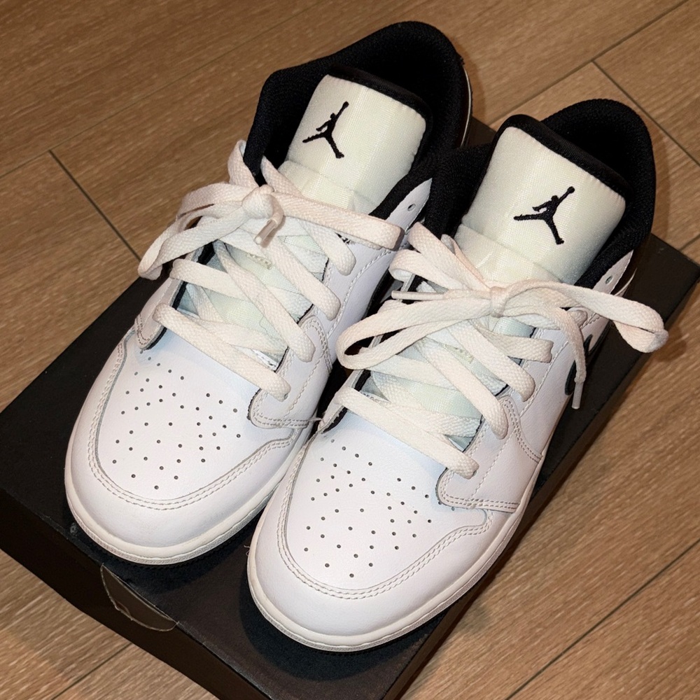 (USED) Air Jordan White and Black Sneakers